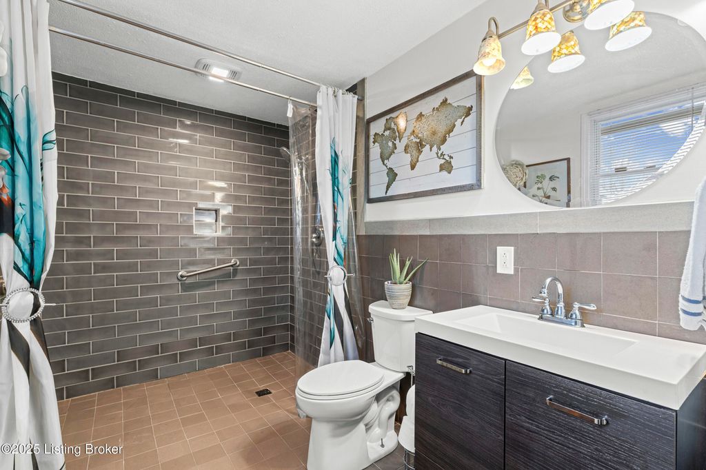 Photo of 5604 Riata Ct, Louisville, KY 40218 (MLS # 1705638)