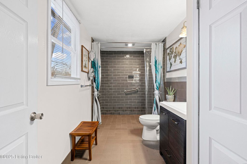 Photo of 5604 Riata Ct, Louisville, KY 40218 (MLS # 1705638)