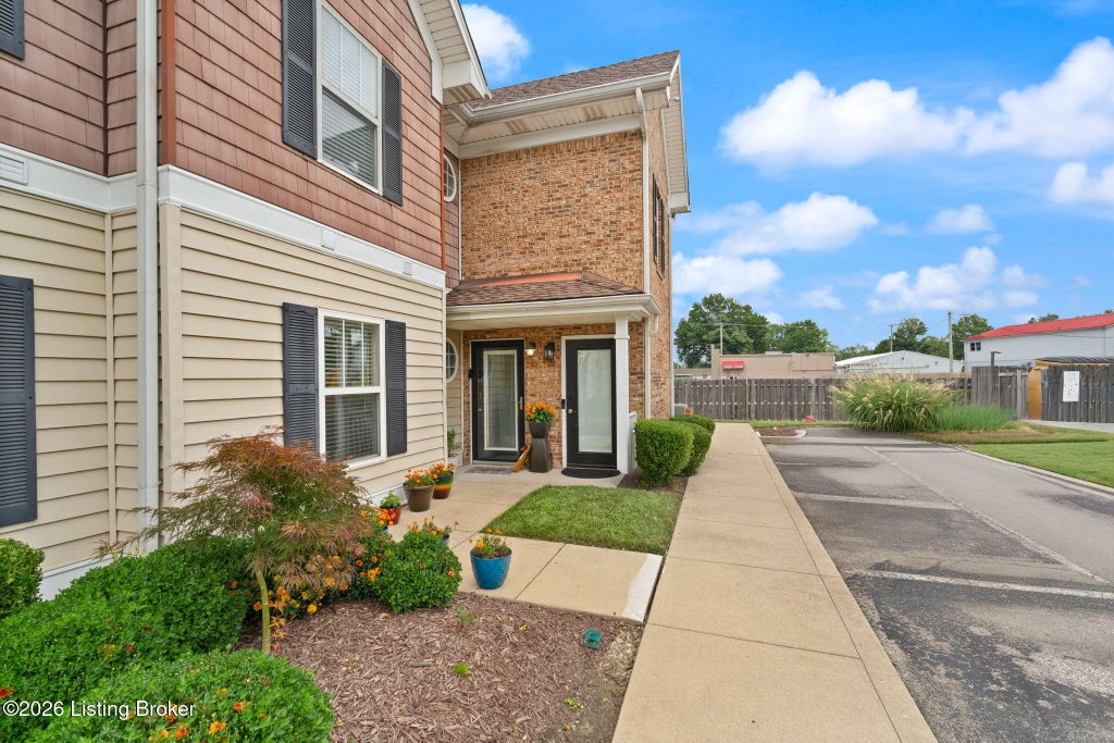 Photo of 6516 Brook Bend Way #233, Louisville, KY 40229 (MLS # 1723981)