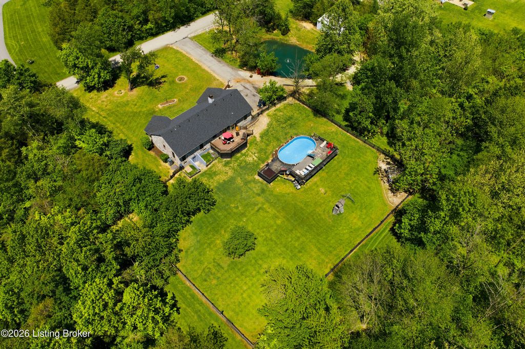 Photo of 2010 Clearview Dr, La Grange, KY 40031 (MLS # 1717025)