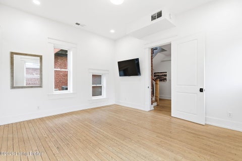 Tiny photo for 940 S 6th St, Louisville, KY 40203 (MLS # 1729709)