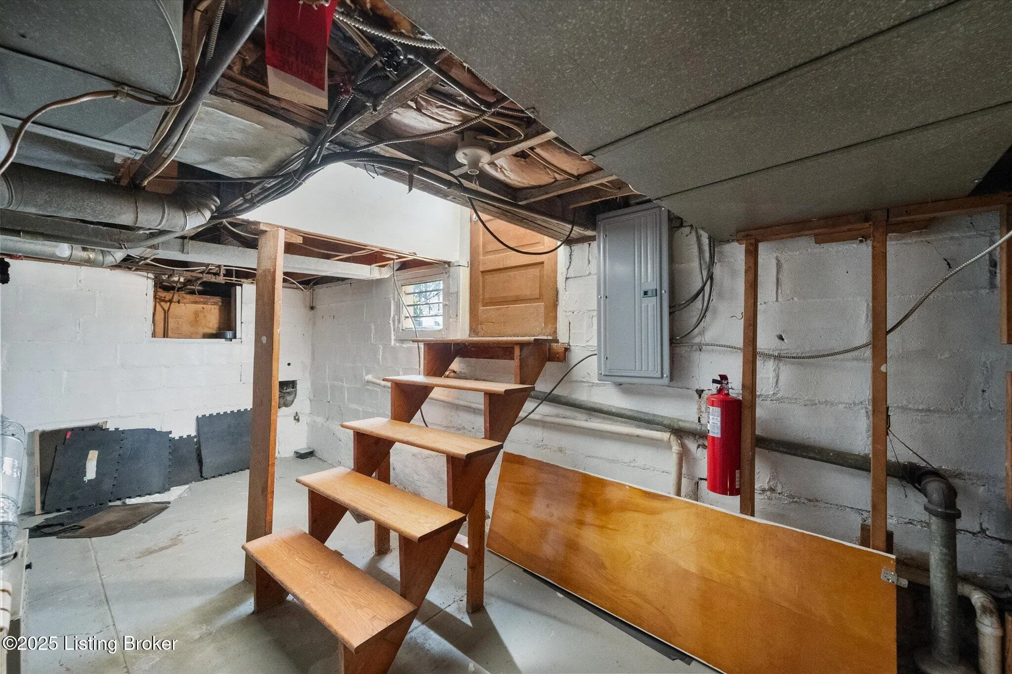 Louisville, Kentucky 40214, United States, 8 Bedrooms Bedrooms, ,5 BathroomsBathrooms,Residential,Active,217502