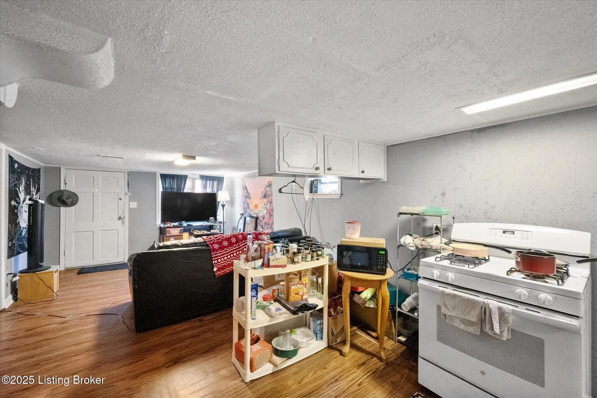 Louisville, Kentucky 40214, United States, 8 Bedrooms Bedrooms, ,5 BathroomsBathrooms,Residential,Active,217502