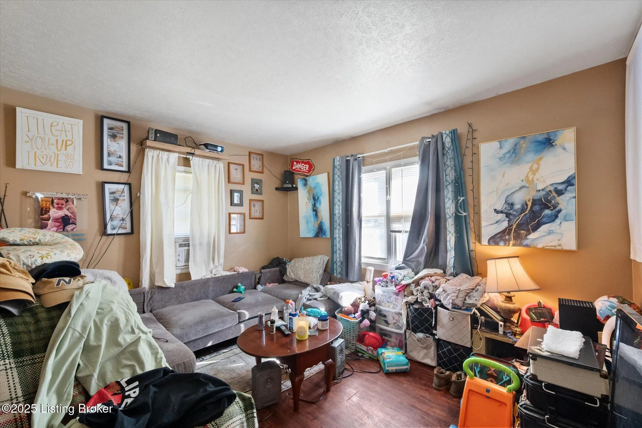 Louisville, Kentucky 40214, United States, 8 Bedrooms Bedrooms, ,5 BathroomsBathrooms,Residential,Active,217502