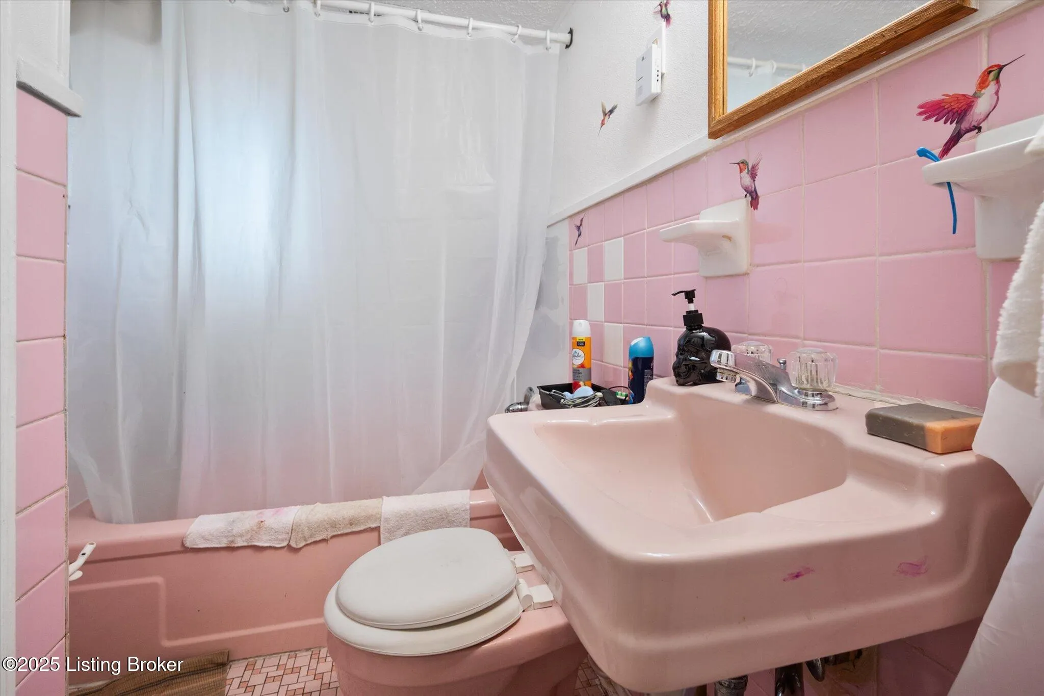 Louisville, Kentucky 40214, United States, 8 Bedrooms Bedrooms, ,5 BathroomsBathrooms,Residential,Active,217502