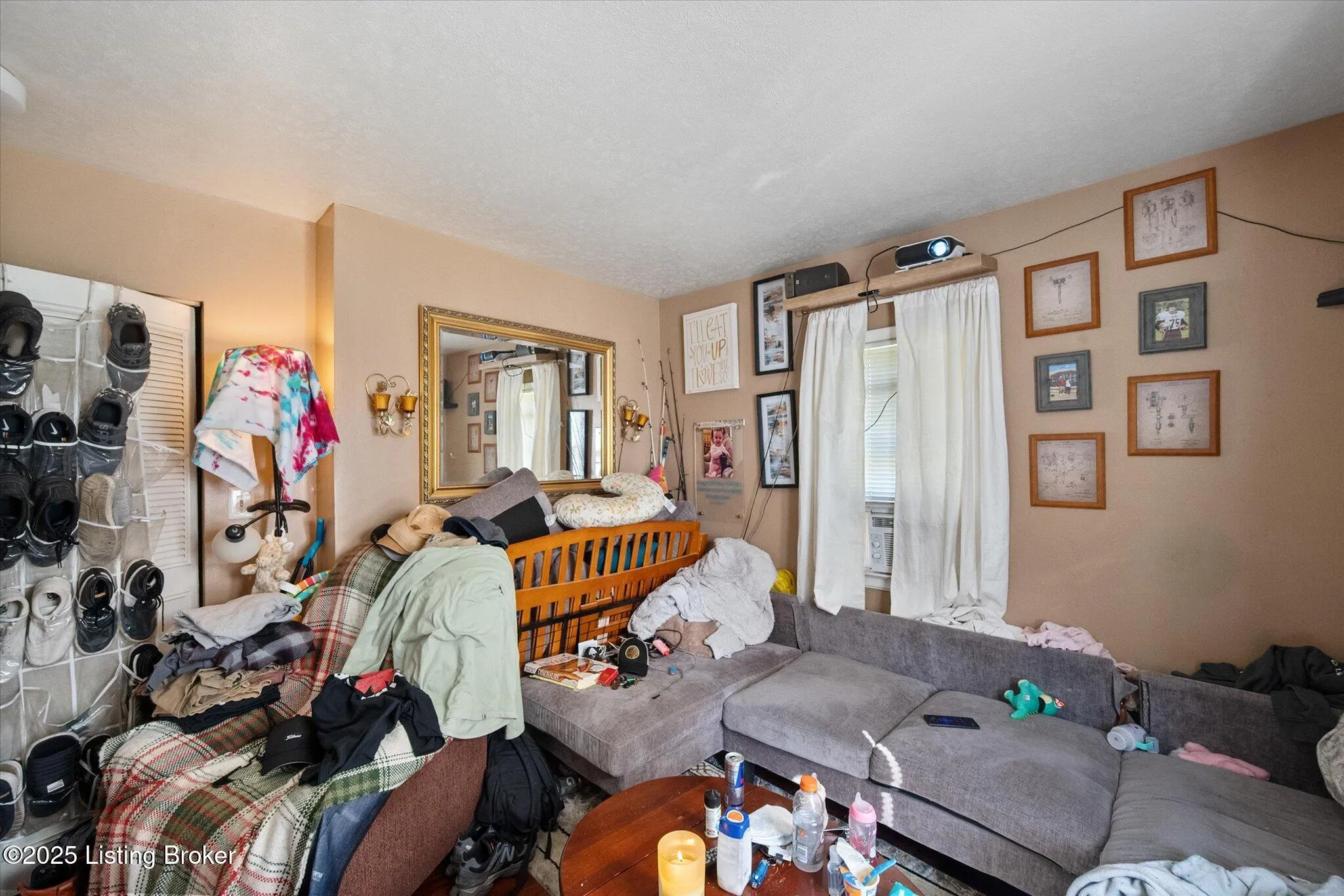 Louisville, Kentucky 40214, United States, 8 Bedrooms Bedrooms, ,5 BathroomsBathrooms,Residential,Active,217502