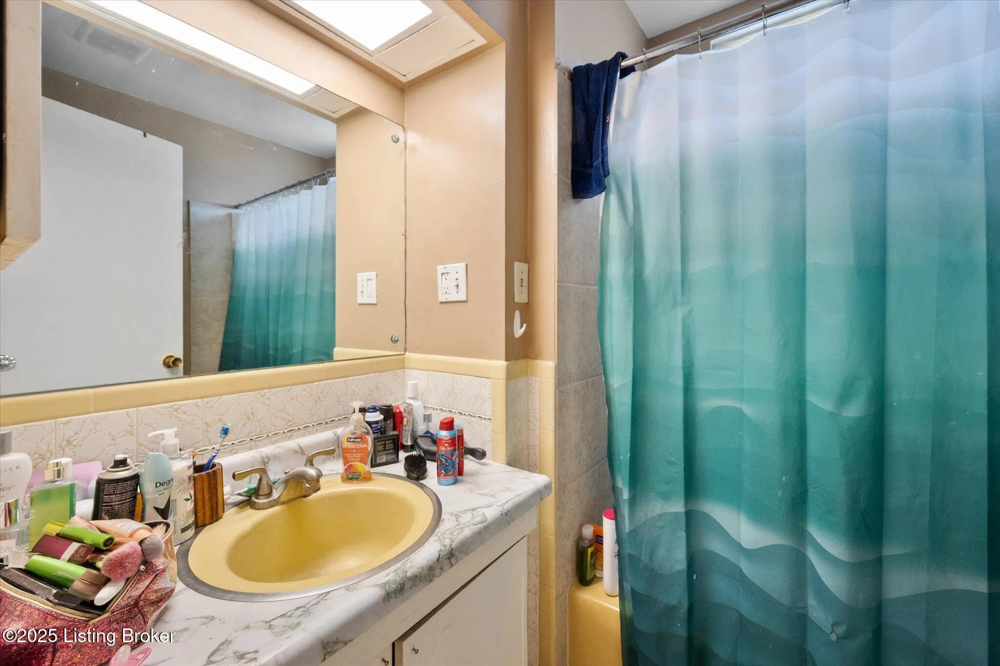 Louisville, Kentucky 40214, United States, 8 Bedrooms Bedrooms, ,5 BathroomsBathrooms,Residential,Active,217502