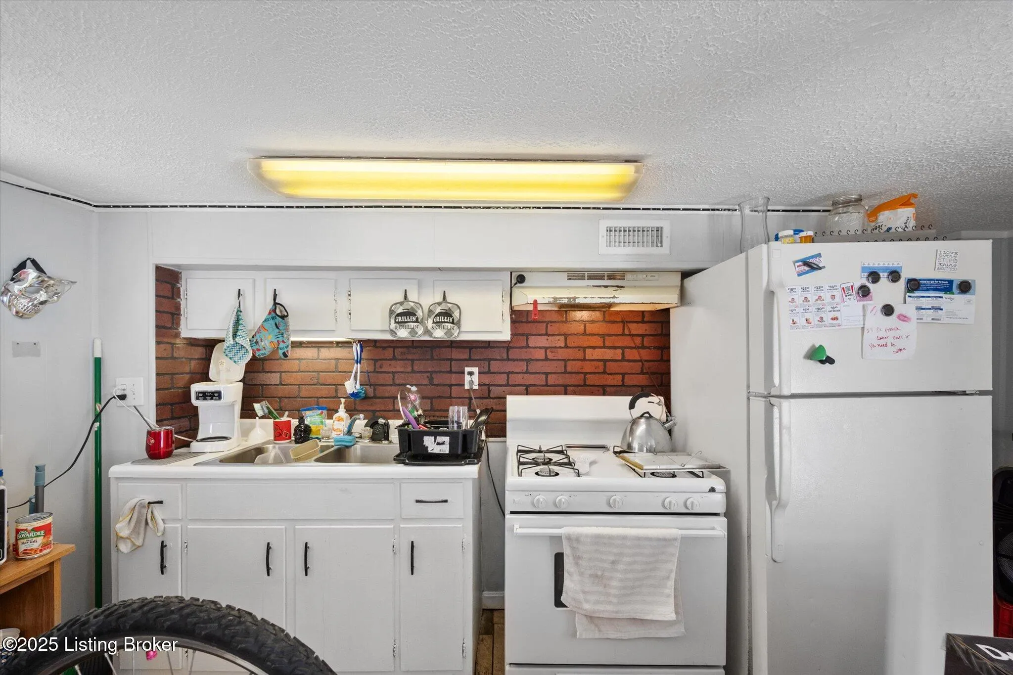 Louisville, Kentucky 40214, United States, 8 Bedrooms Bedrooms, ,5 BathroomsBathrooms,Residential,Active,217502