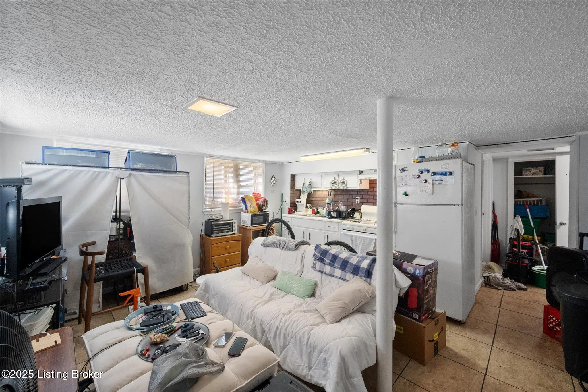 Louisville, Kentucky 40214, United States, 8 Bedrooms Bedrooms, ,5 BathroomsBathrooms,Residential,Active,217502