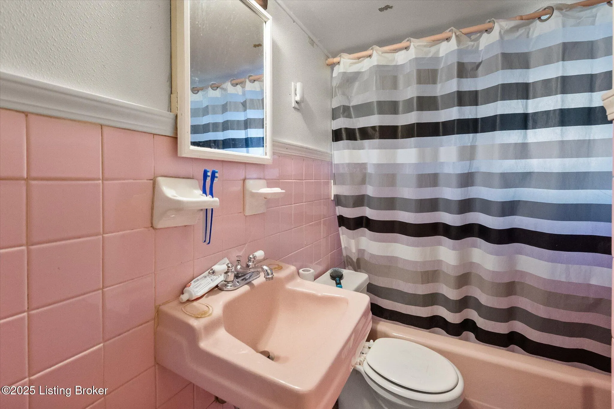 Louisville, Kentucky 40214, United States, 8 Bedrooms Bedrooms, ,5 BathroomsBathrooms,Residential,Active,217502