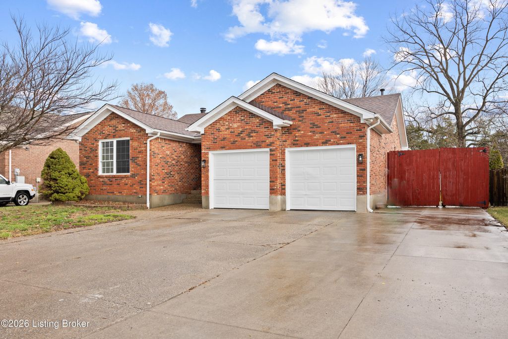 Photo of 11317 Ashbrooke Gardens Dr, Louisville, KY 40229 (MLS # 1709507)