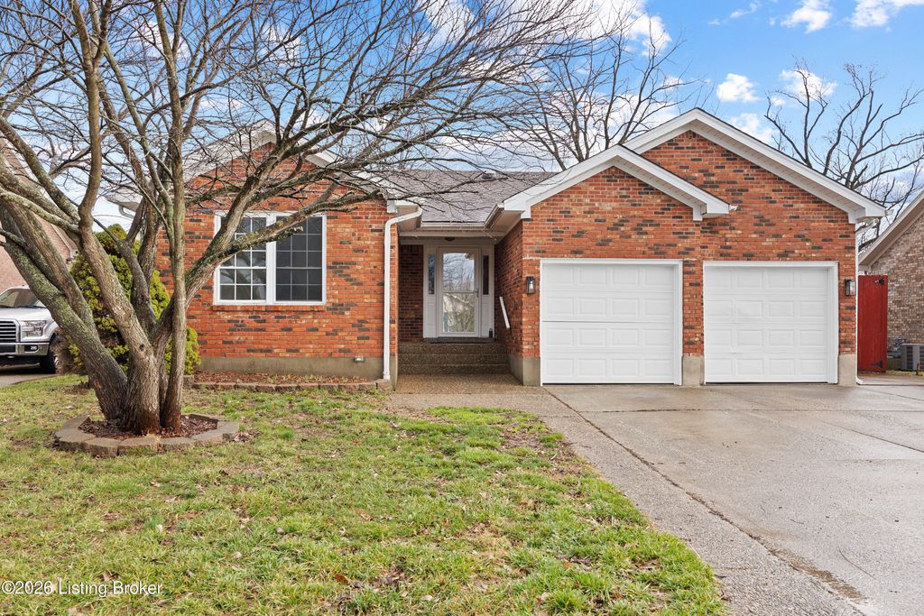 Photo of 11317 Ashbrooke Gardens Dr, Louisville, KY 40229 (MLS # 1709507)