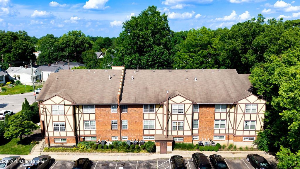 Photo of 2300 Dundee Rd #APT 6, Louisville, KY 40205 (MLS # 1719067)