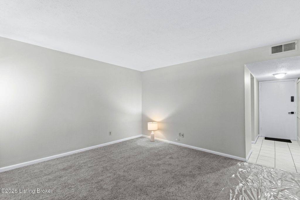 Photo of 2300 Dundee Rd #APT 6, Louisville, KY 40205 (MLS # 1719067)