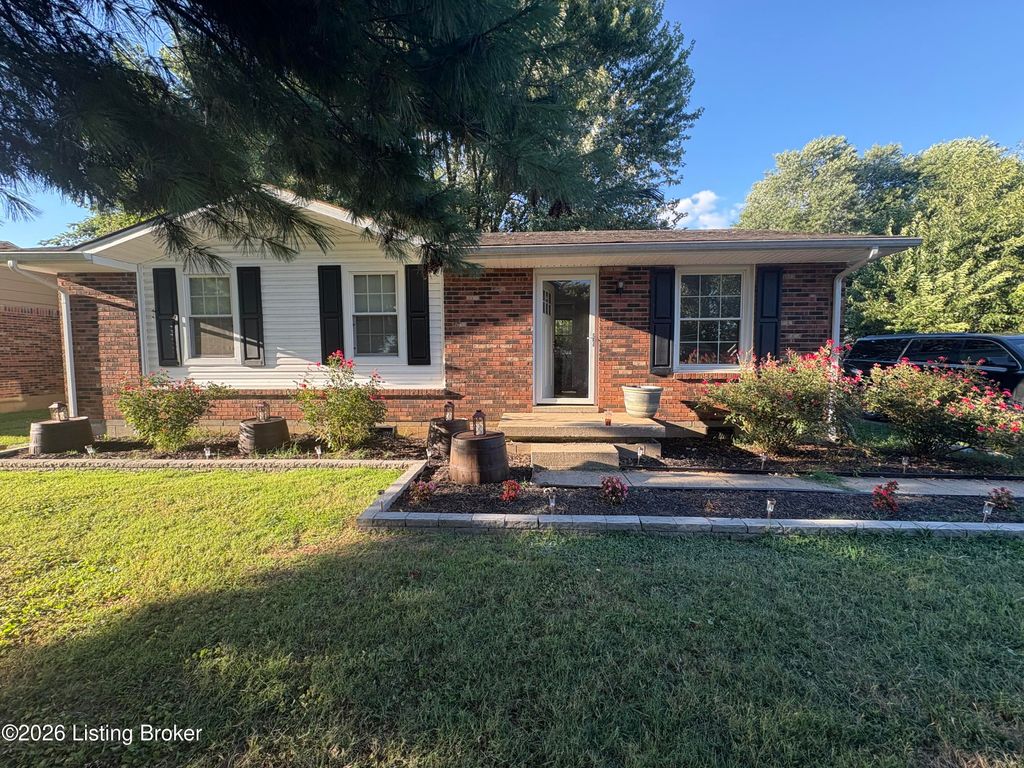 Photo of 132 Fern Lea Cir, Bardstown, KY 40004 (MLS # 1715020)