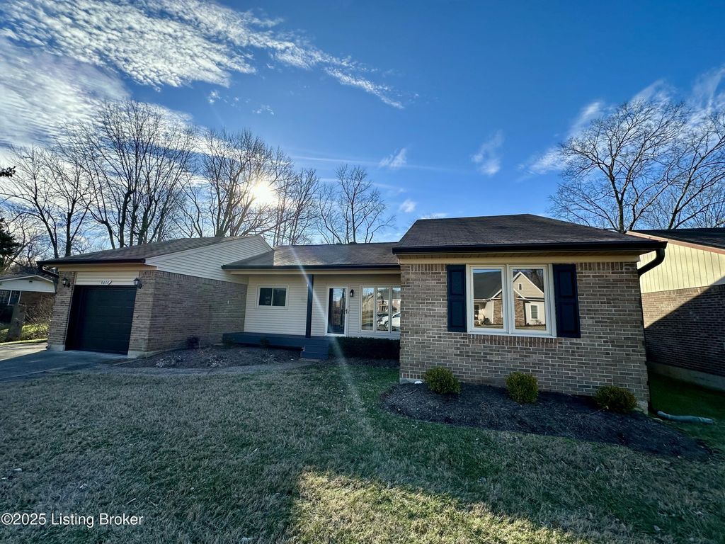 Photo of 8806 Tranquil Valley Ln, Jeffersontown, KY 40299 (MLS # 1705684)