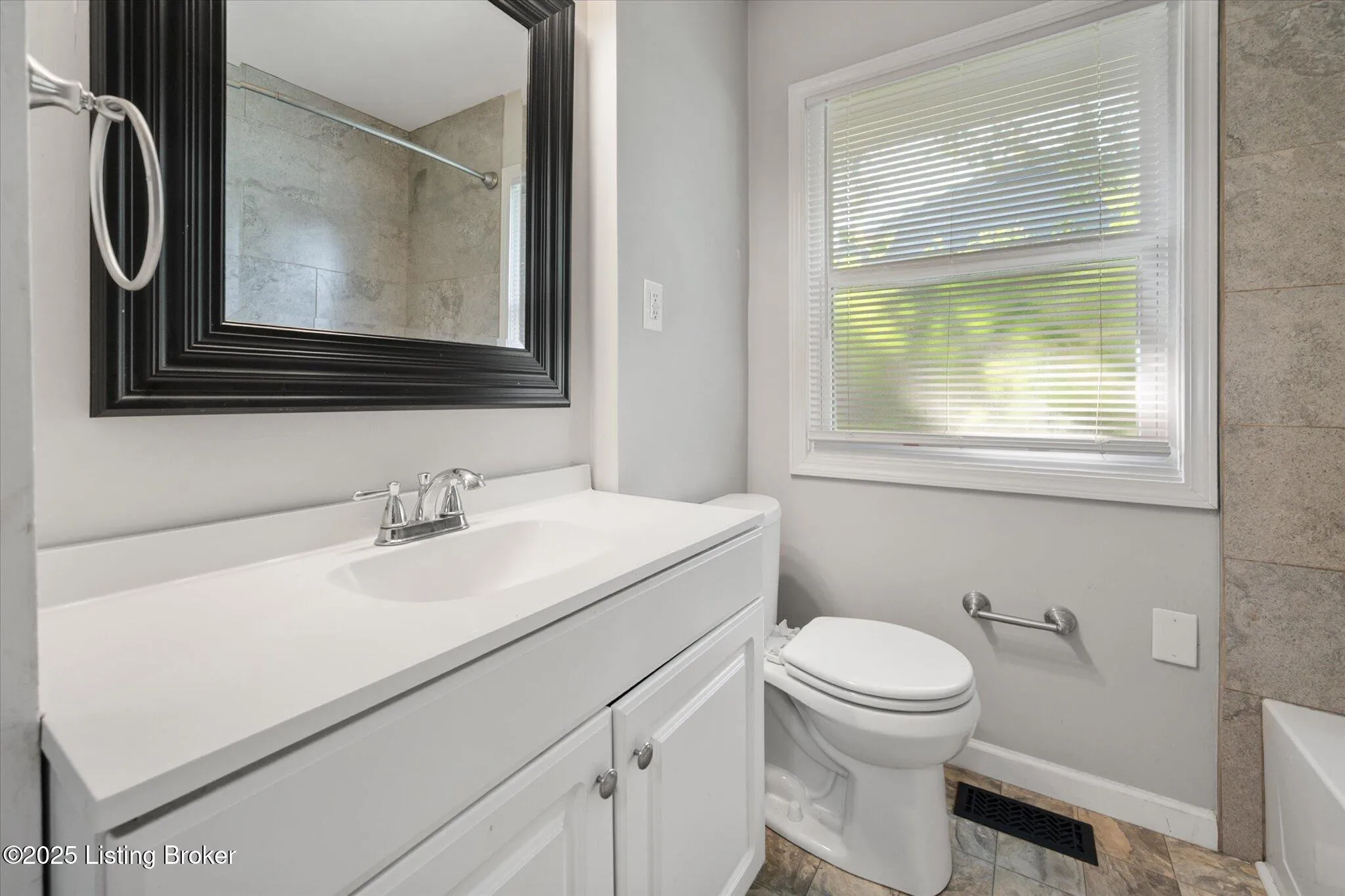 Louisville, Kentucky 40218, United States, 3 Bedrooms Bedrooms, ,1 BathroomBathrooms,Residential,Pending,167469