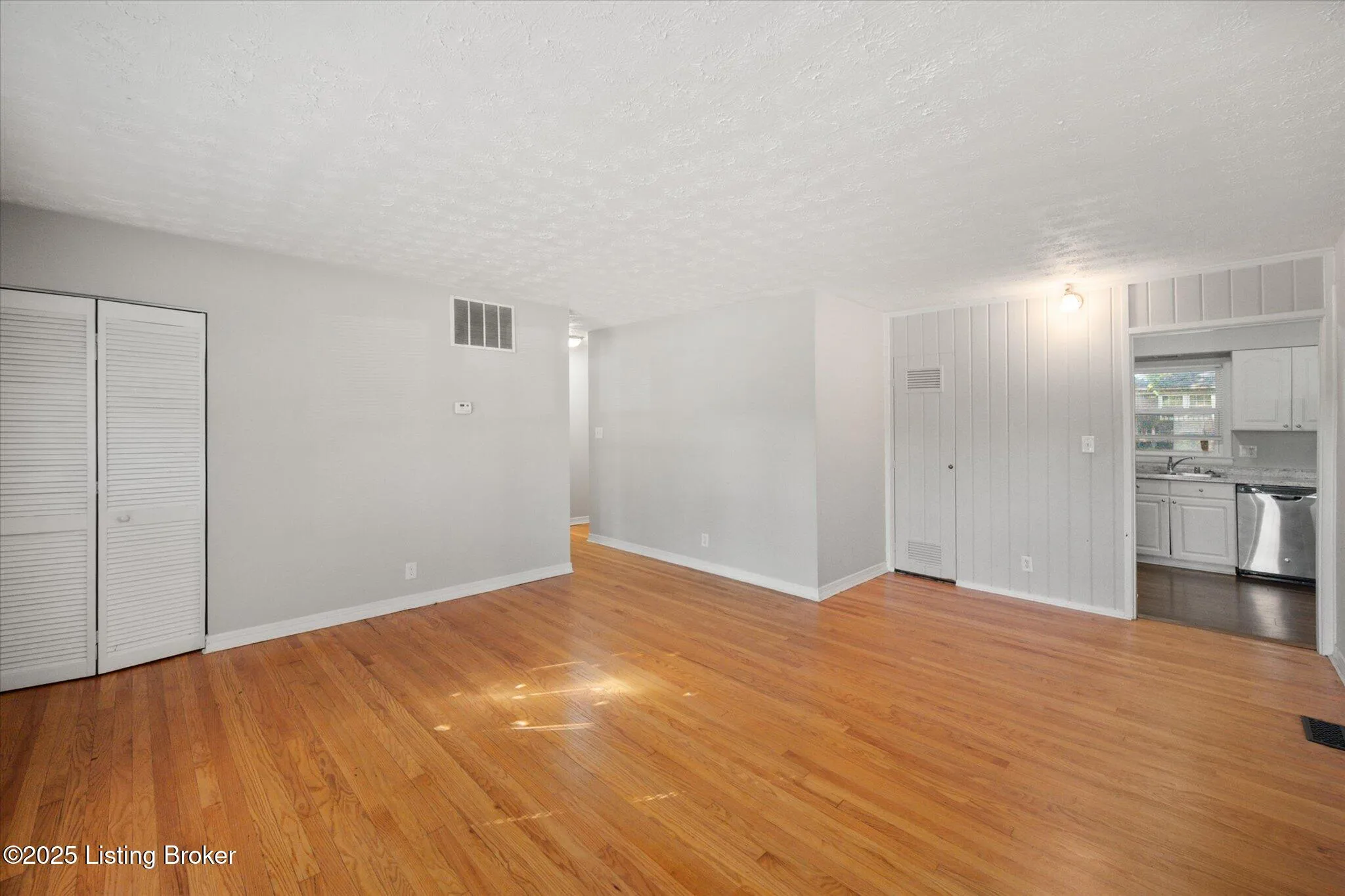 Louisville, Kentucky 40218, United States, 3 Bedrooms Bedrooms, ,1 BathroomBathrooms,Residential,Pending,167469