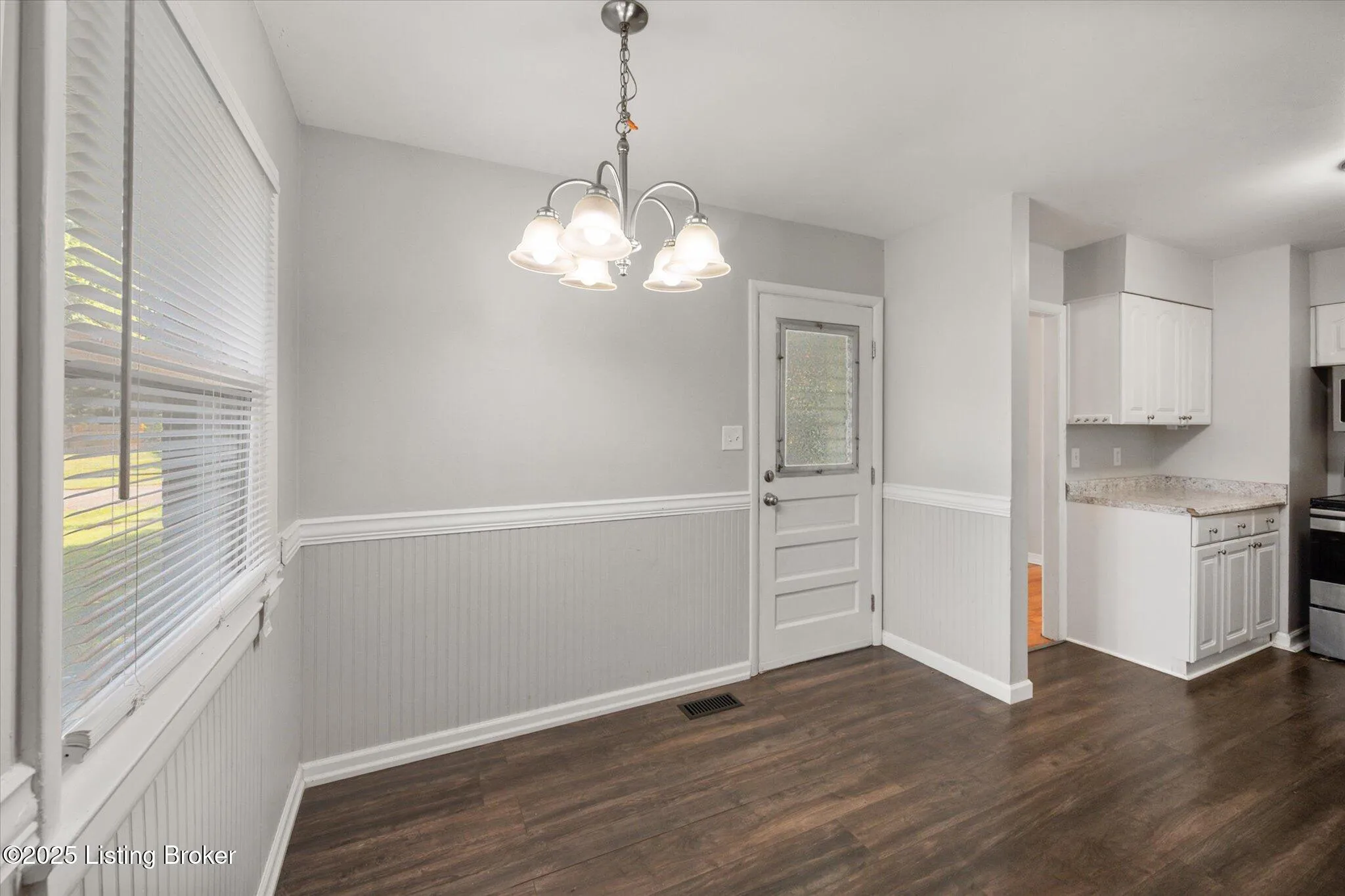 Louisville, Kentucky 40218, United States, 3 Bedrooms Bedrooms, ,1 BathroomBathrooms,Residential,Pending,167469