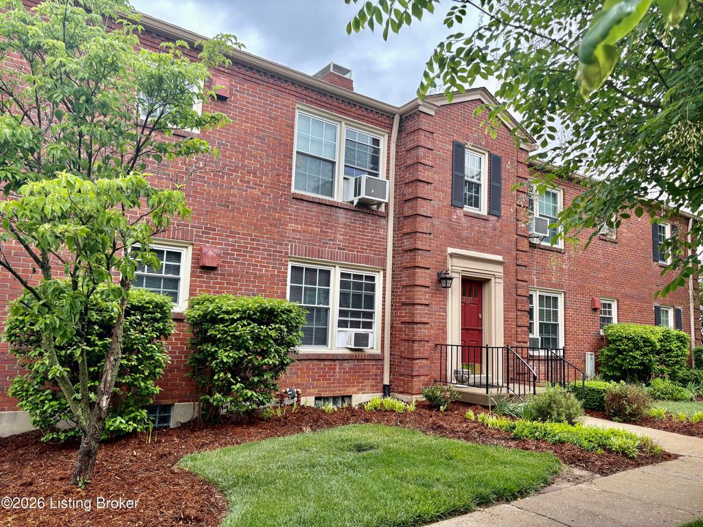 Photo of 2640 Landor Ave #UNIT 5A, Louisville, KY 40205 (MLS # 1716072)