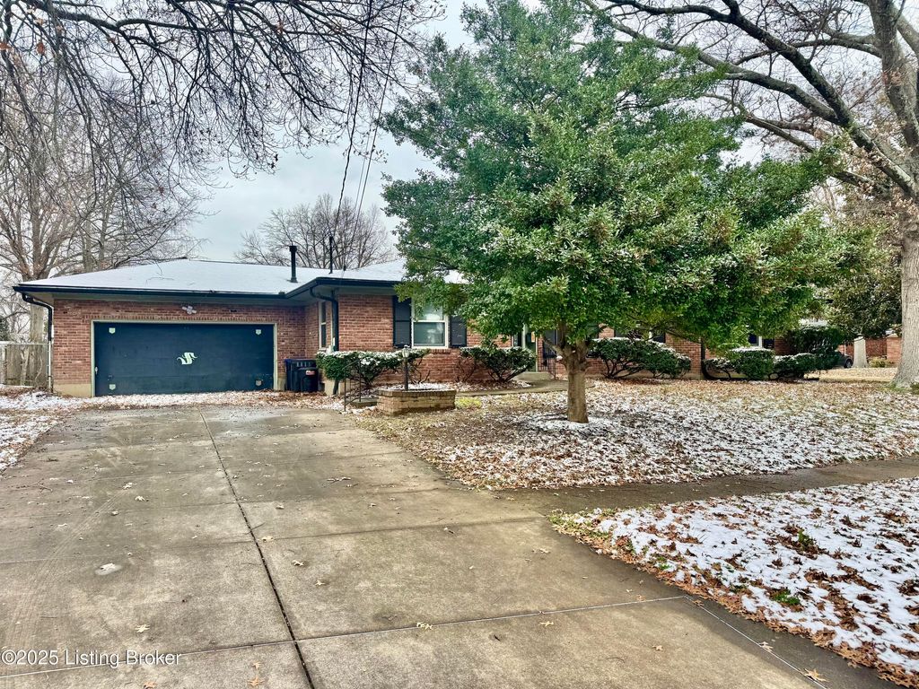 Photo of 4000 White Plains Ct, Louisville, KY 40218 (MLS # 1705323)