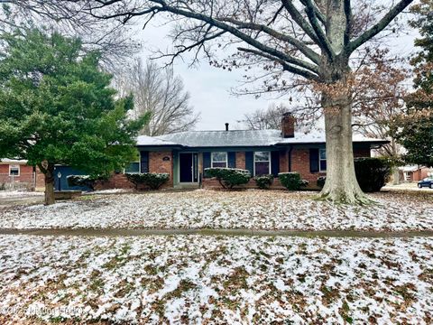 Photo of 4000 White Plains Ct, Louisville, KY 40218 (MLS # 1705323)
