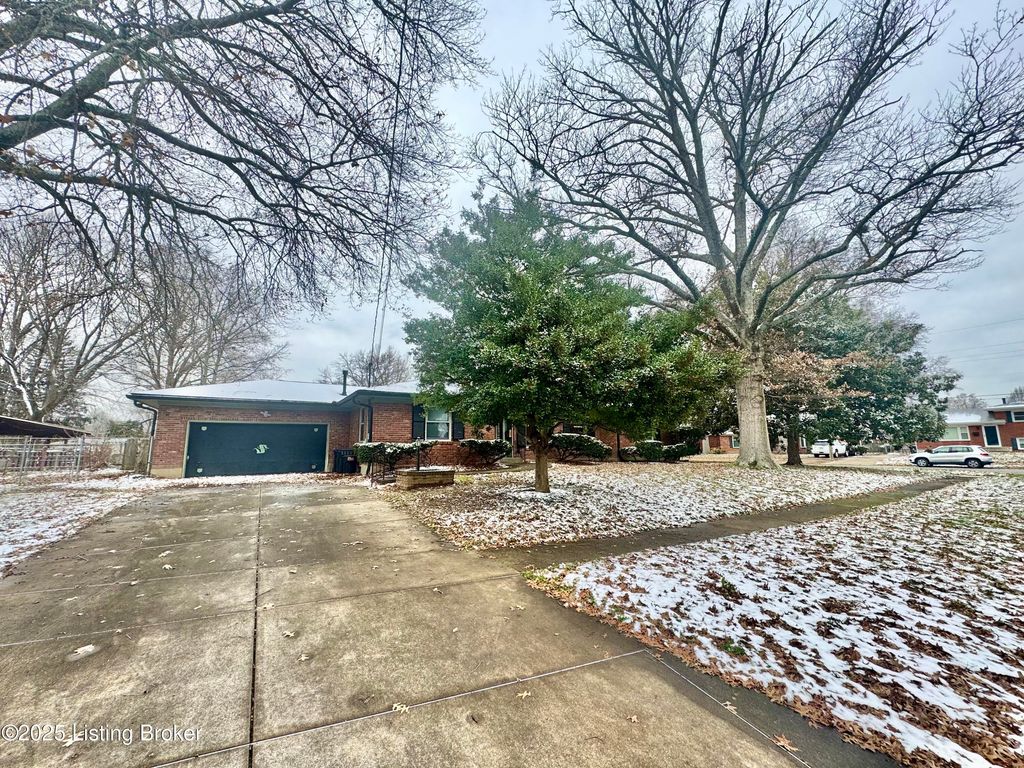 Photo of 4000 White Plains Ct, Louisville, KY 40218 (MLS # 1705323)