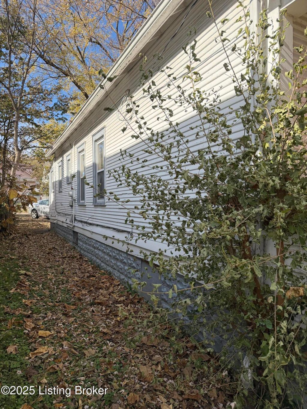 Photo of 110 Boston Ct, Louisville, KY 40212 (MLS # 1704546)