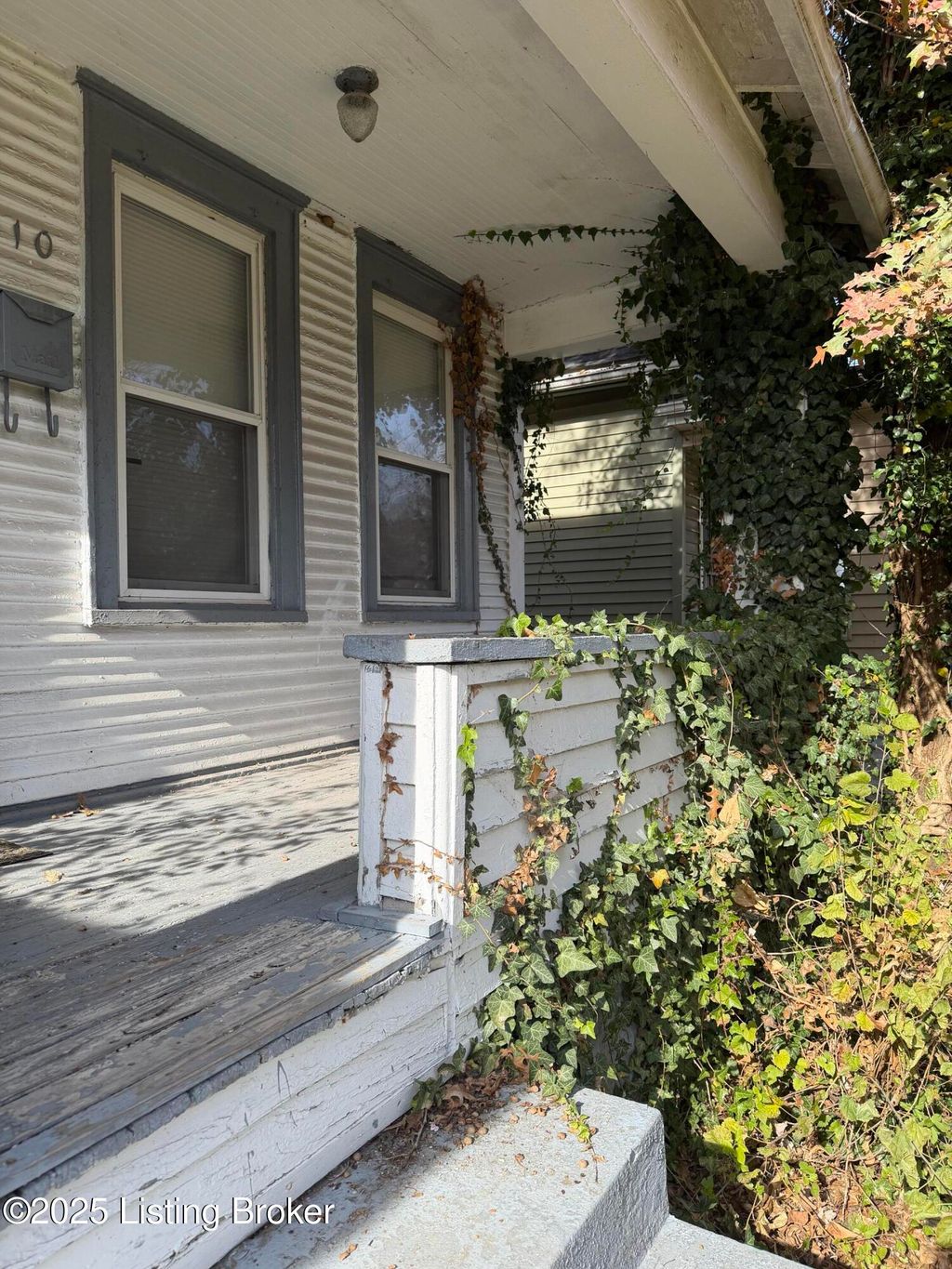 Photo of 110 Boston Ct, Louisville, KY 40212 (MLS # 1704546)