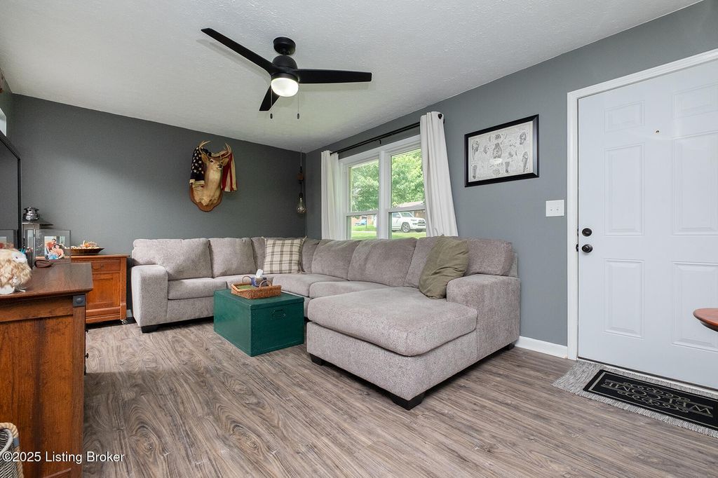 Photo of 1008 E Mailback Way, Crestwood, KY 40014 (MLS # 1696773)