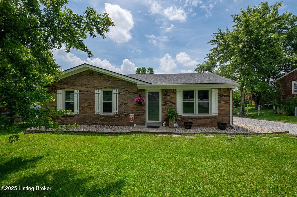 Photo of 1008 E Mailback Way, Crestwood, KY 40014 (MLS # 1696773)