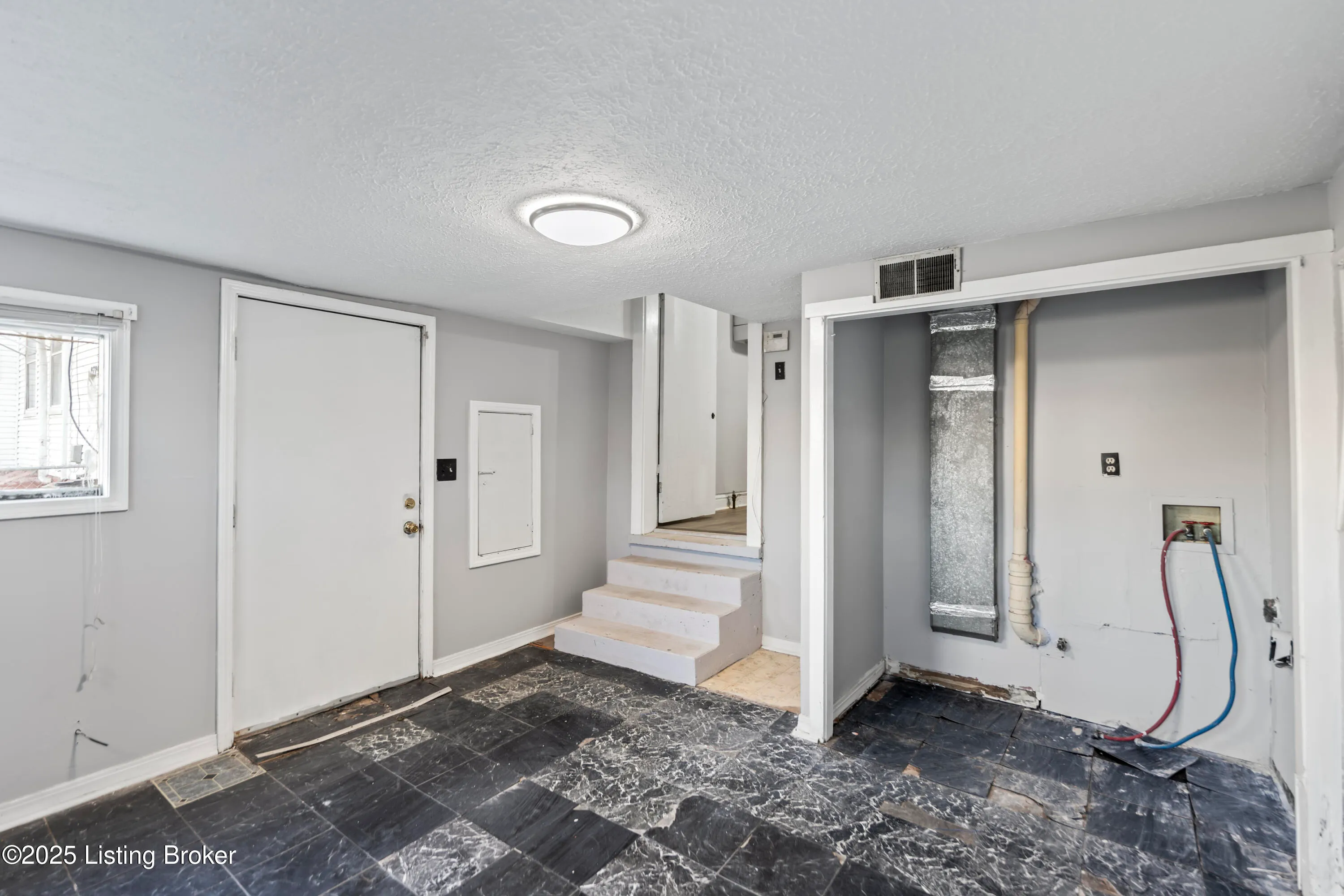 Louisville, Kentucky 40211, United States, 2 Bedrooms Bedrooms, ,1 BathroomBathrooms,Residential,Active,110667