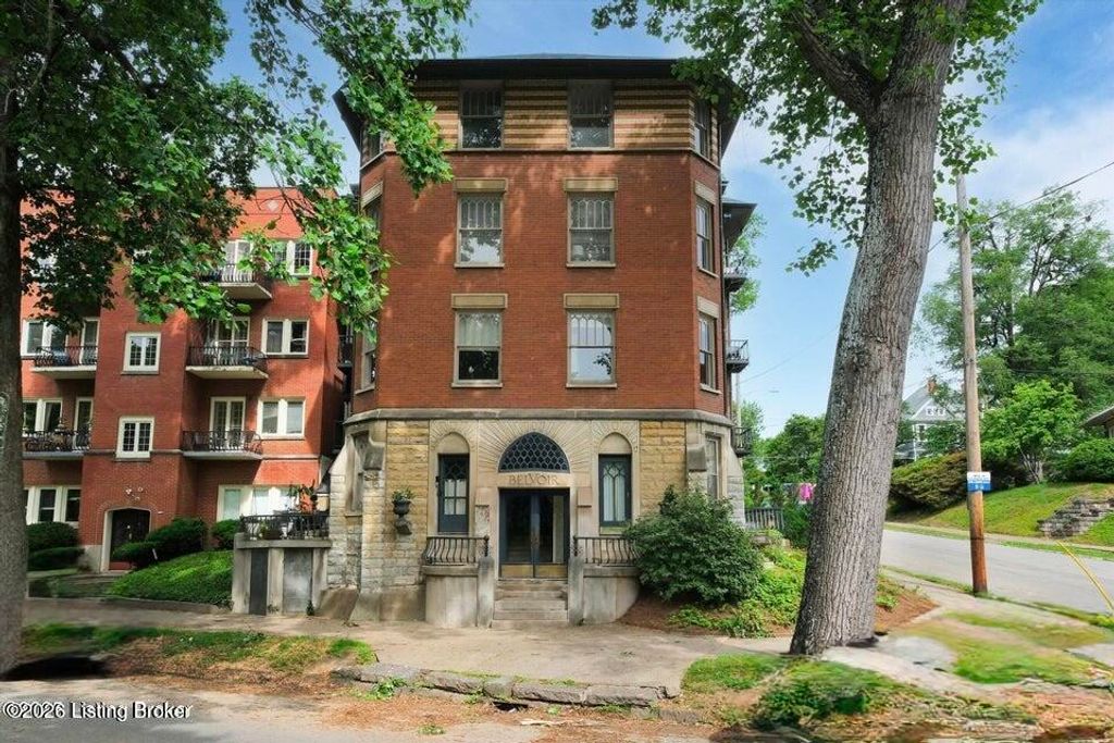 Photo of 2229 Cherokee Pkwy #APT B, Louisville, KY 40204 (MLS # 1719794)