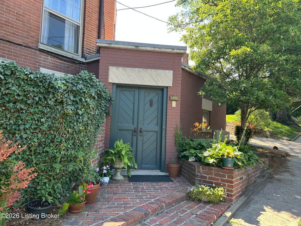 Photo of 2229 Cherokee Pkwy #APT B, Louisville, KY 40204 (MLS # 1719794)