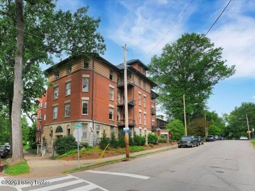 Photo of 2229 Cherokee Pkwy #APT B, Louisville, KY 40204 (MLS # 1719794)