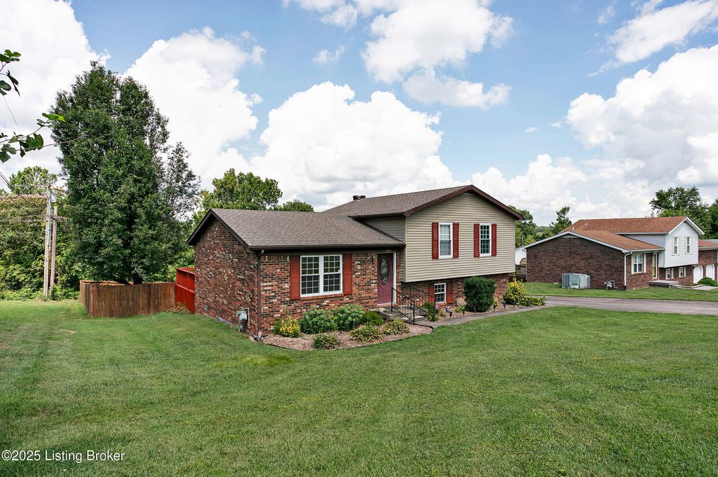 Photo of 1107 Deshea Dr, Leitchfield, KY 42754 (MLS # 1709751)