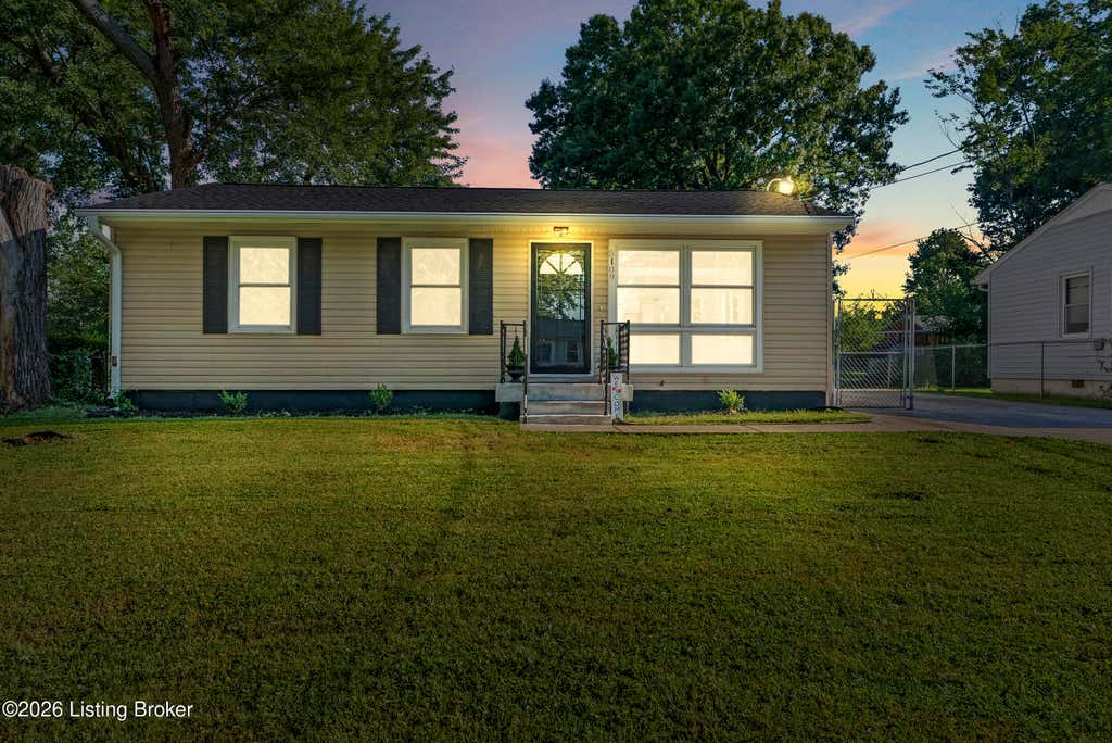 Photo of 5109 Red Oak Ln, Louisville, KY 40218 (MLS # 1726197)