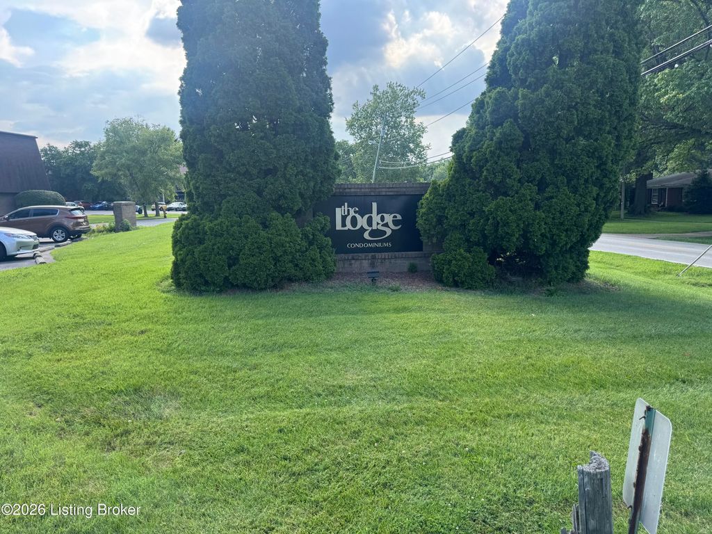 Photo of 3504 Lodge Ln #APT 129, Louisville, KY 40218 (MLS # 1723709)