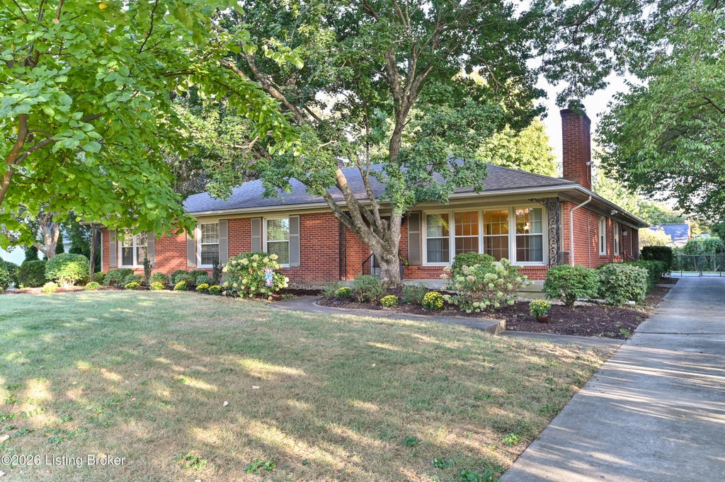 Photo of 6312 Limewood Circle CIR, Louisville, KY 40222 (MLS # 1732819)