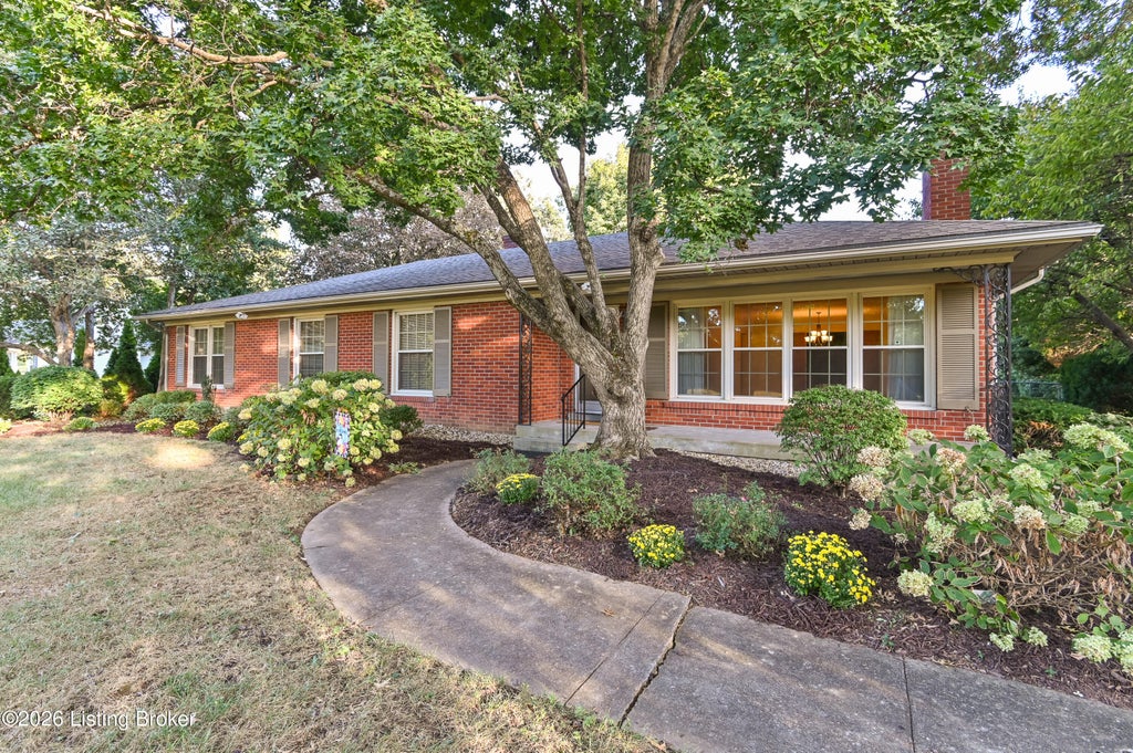 Photo of 6312 Limewood Circle CIR, Louisville, KY 40222 (MLS # 1732819)