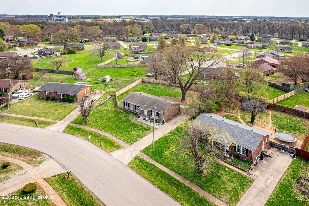 Photo of 137 Scenic Dr, Bardstown, KY 40004 (MLS # 1712794)