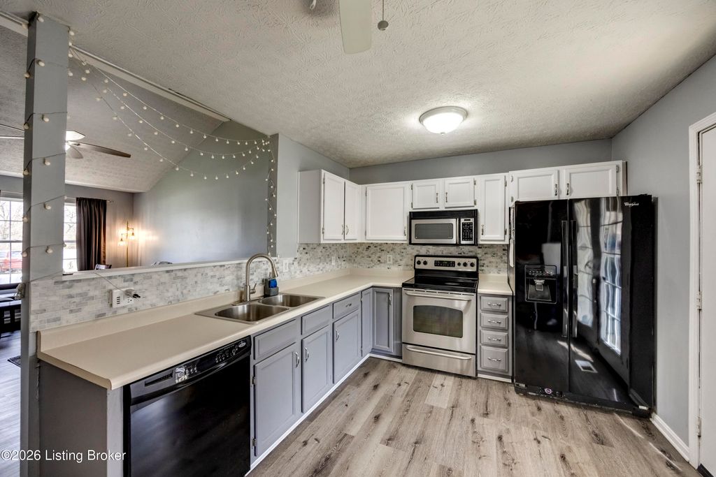 Photo of 1300 Keane Ave, La Grange, KY 40031 (MLS # 1711419)