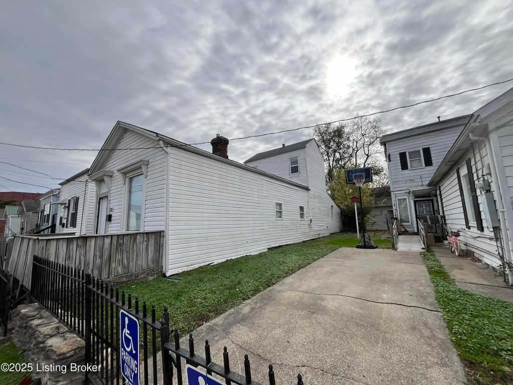 Photo of 1728 Rowan St, Louisville, KY 40203 (MLS # 1716916)