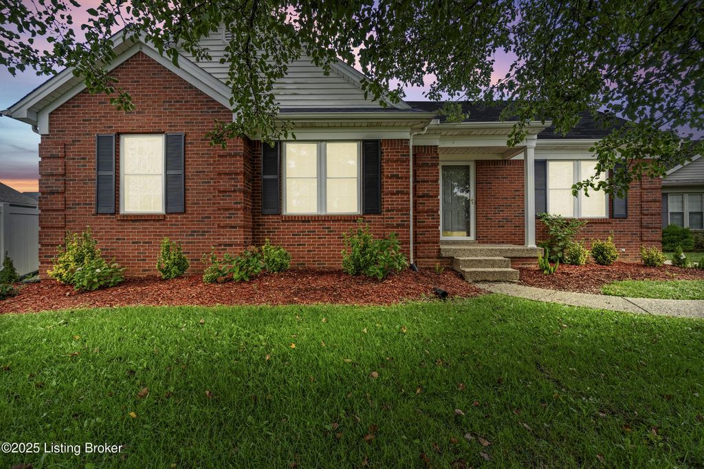 Photo of 11703 Sun Beam Ct, Louisville, KY 40272 (MLS # 1705297)