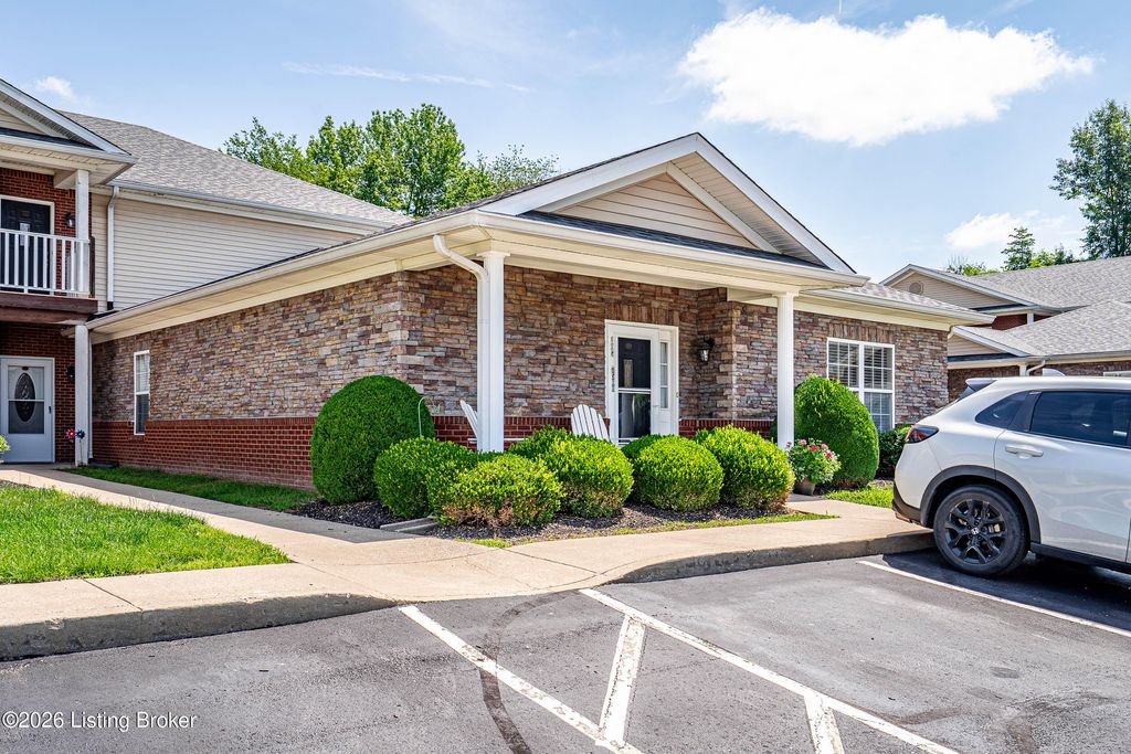 Photo of 7500 Autumn Pointe Dr #105, Louisville, KY 40214 (MLS # 1719029)