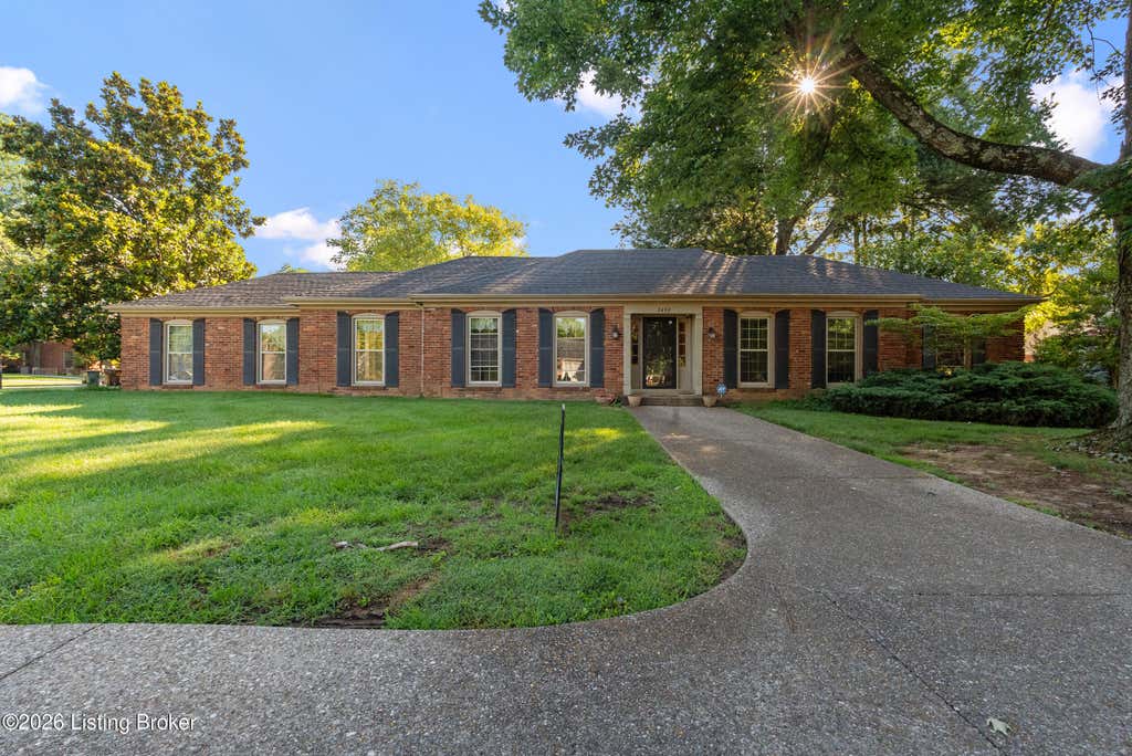 Photo of 2409 Chattesworth Ln, Louisville, KY 40242 (MLS # 1723091)