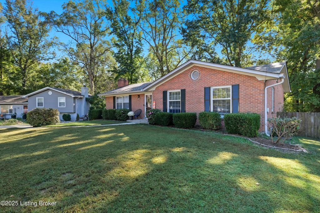 Photo of 3804 Goldstein Ln, Louisville, KY 40272 (MLS # 1700231)