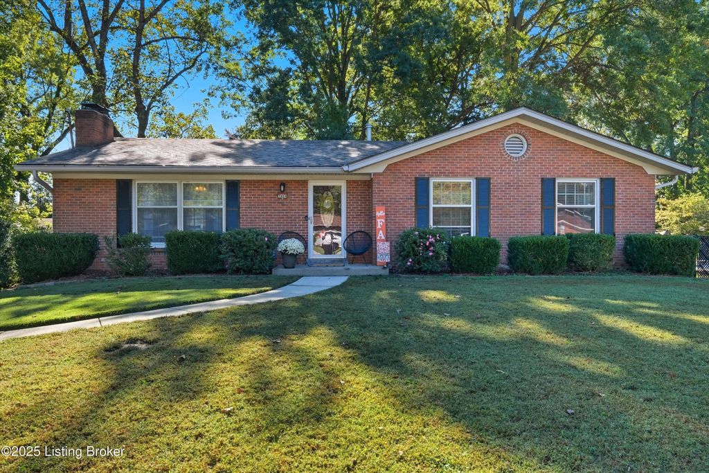 Photo of 3804 Goldstein Ln, Louisville, KY 40272 (MLS # 1700231)