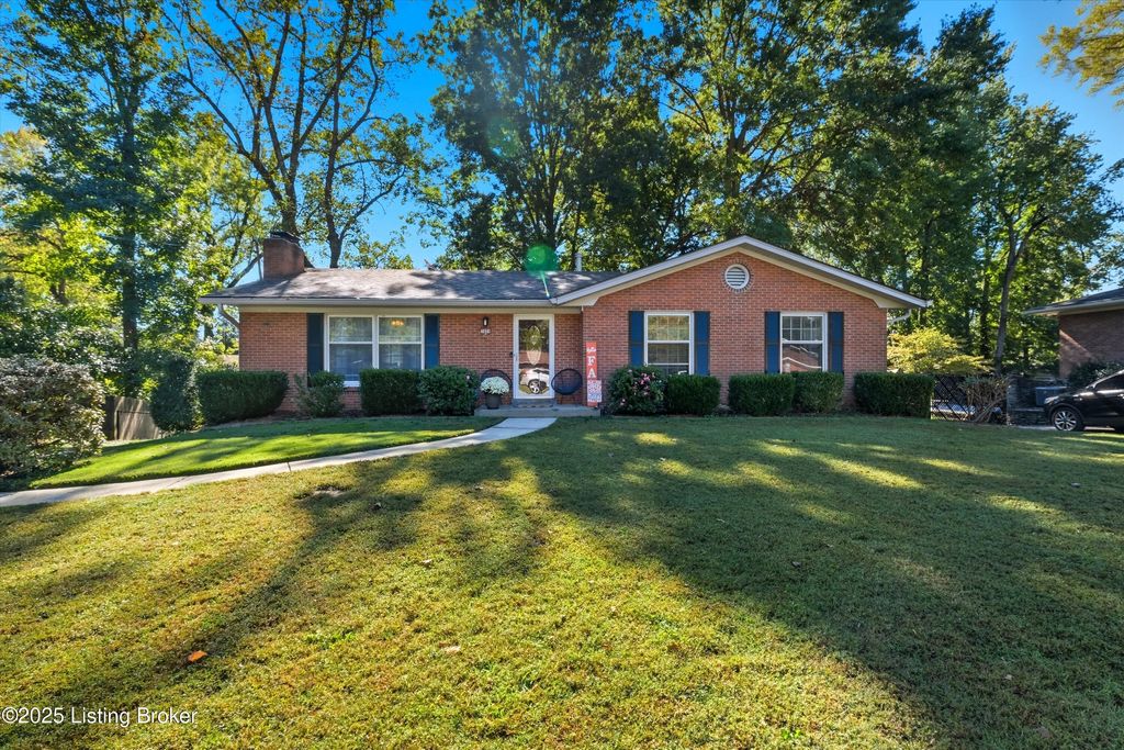 Photo of 3804 Goldstein Ln, Louisville, KY 40272 (MLS # 1700231)