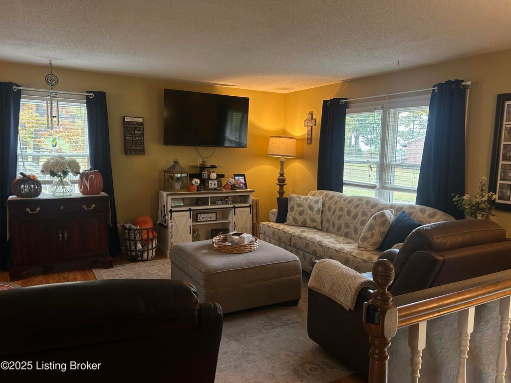 Photo of 101 Jackie St, Elizabethtown, KY 42701 (MLS # 1701961)